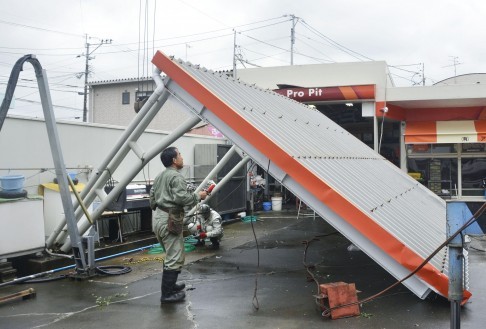 Goni typhoon hits Japan’s Kyushu island - ảnh 1